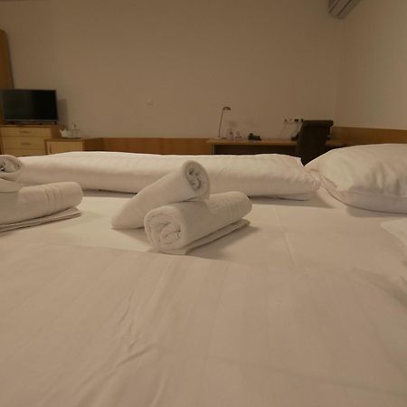 Hotel Novy Kastiel - Self Check-In Topoľčany エクステリア 写真