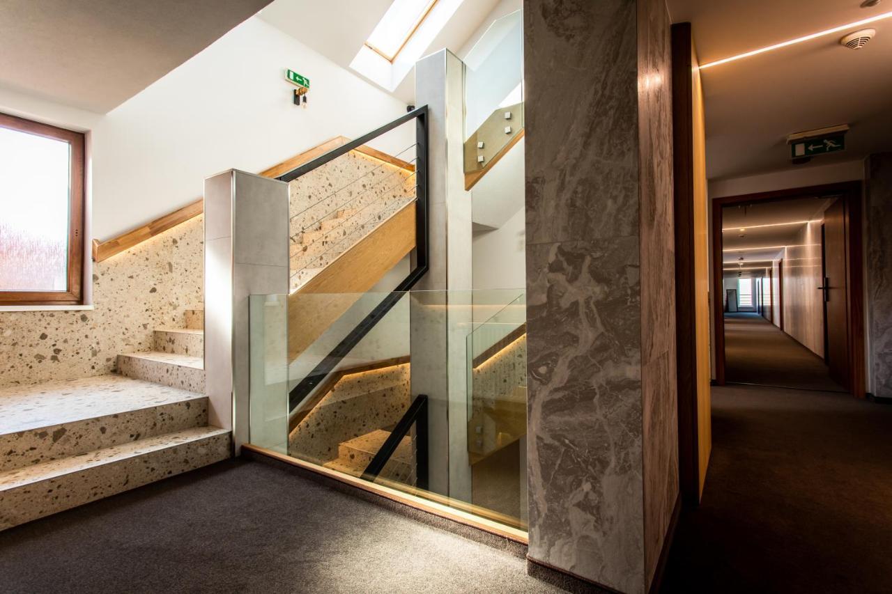 Hotel Novy Kastiel - Self Check-In Topoľčany エクステリア 写真