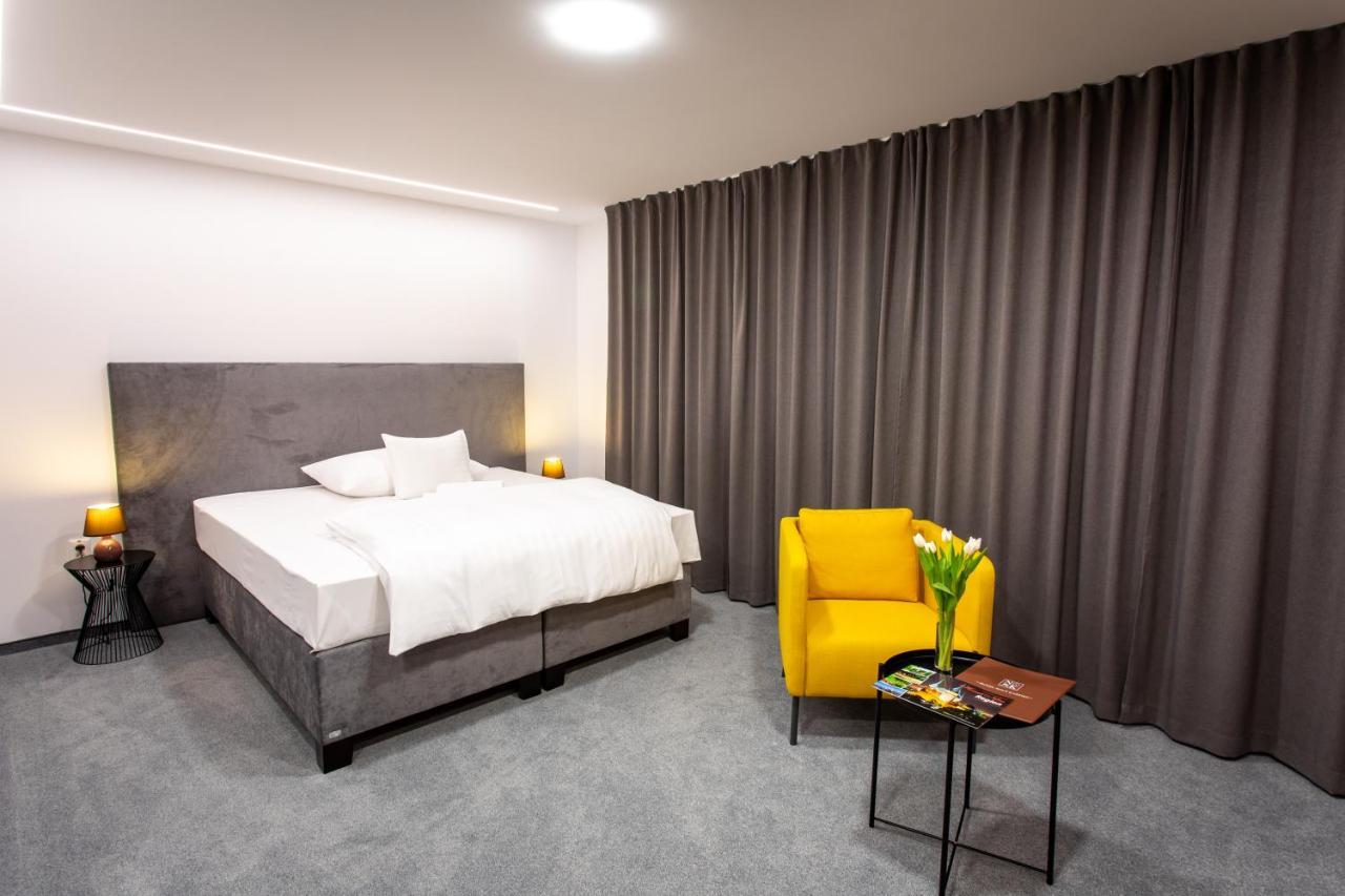 Hotel Novy Kastiel - Self Check-In Topoľčany エクステリア 写真
