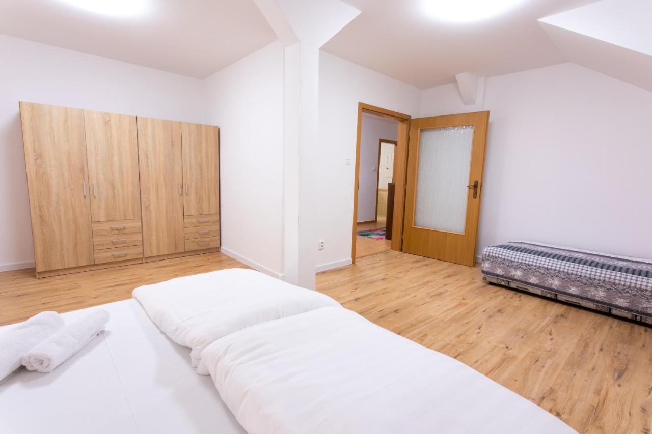Hotel Novy Kastiel - Self Check-In Topoľčany エクステリア 写真