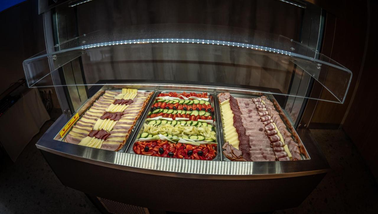 Hotel Novy Kastiel - Self Check-In Topoľčany エクステリア 写真
