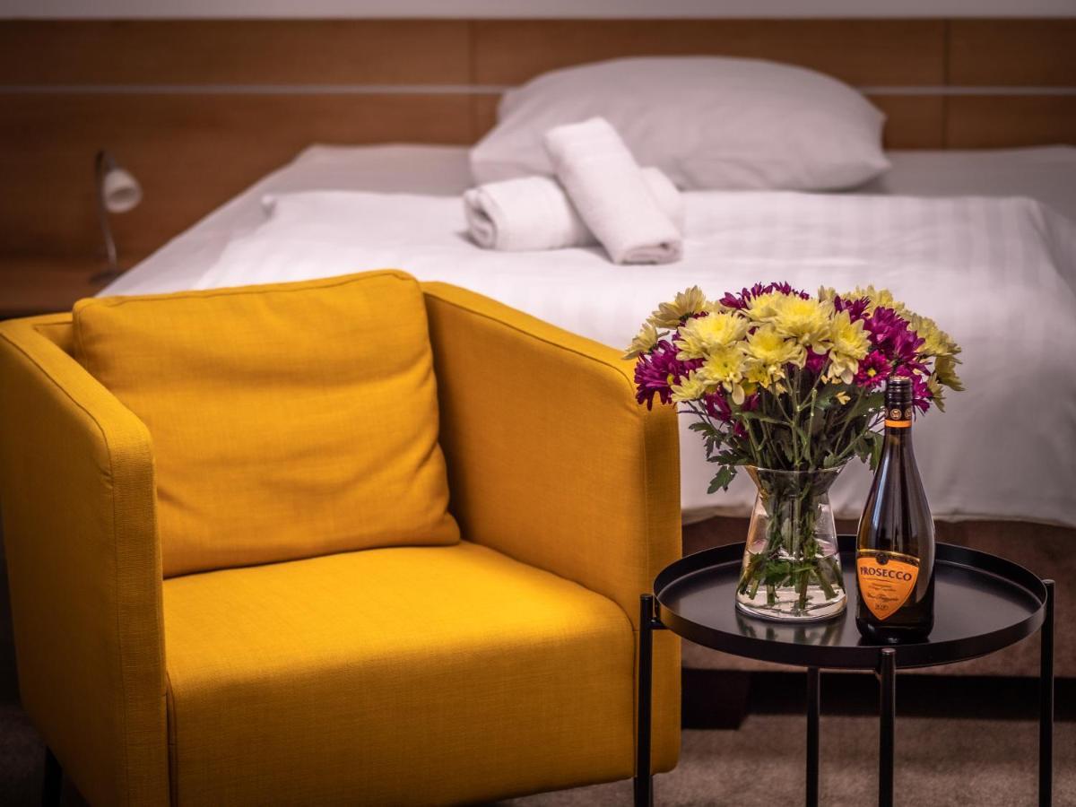 Hotel Novy Kastiel - Self Check-In Topoľčany エクステリア 写真