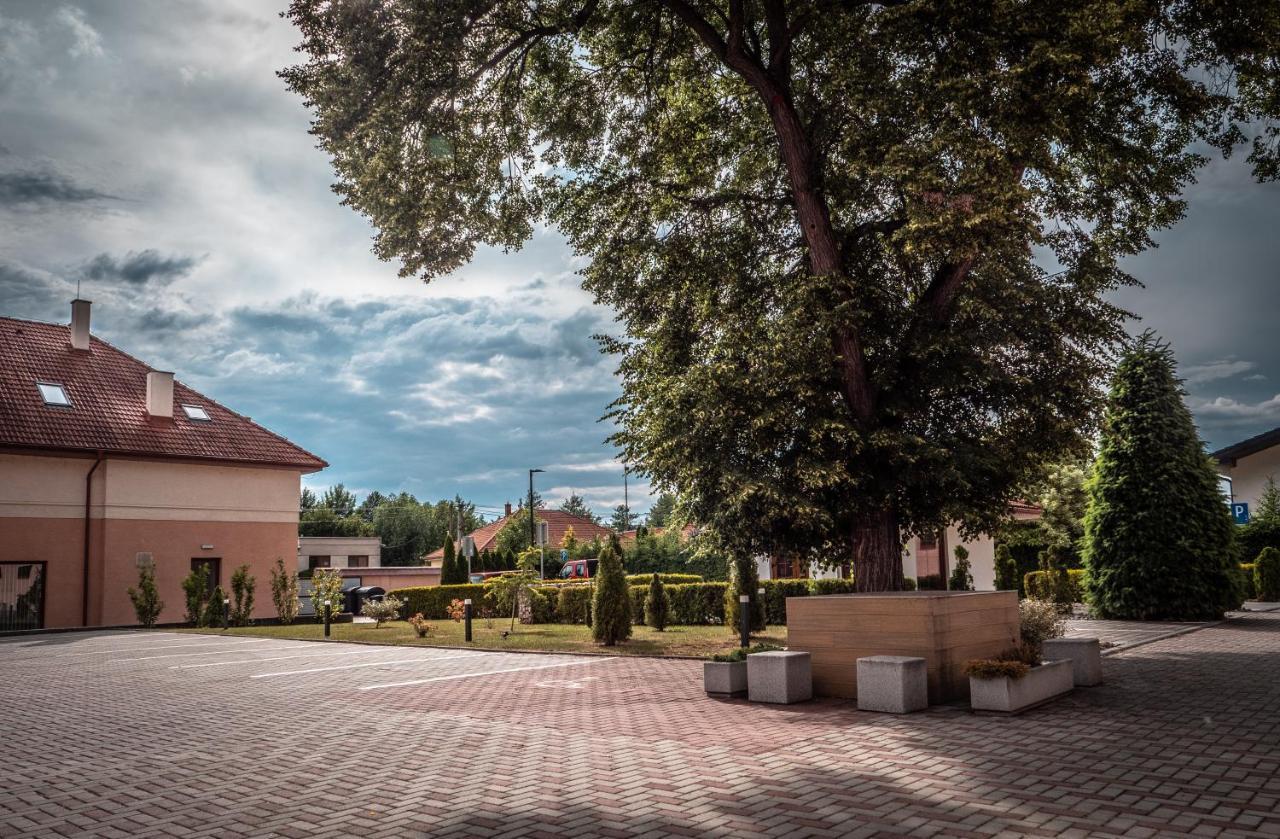 Hotel Novy Kastiel - Self Check-In Topoľčany エクステリア 写真