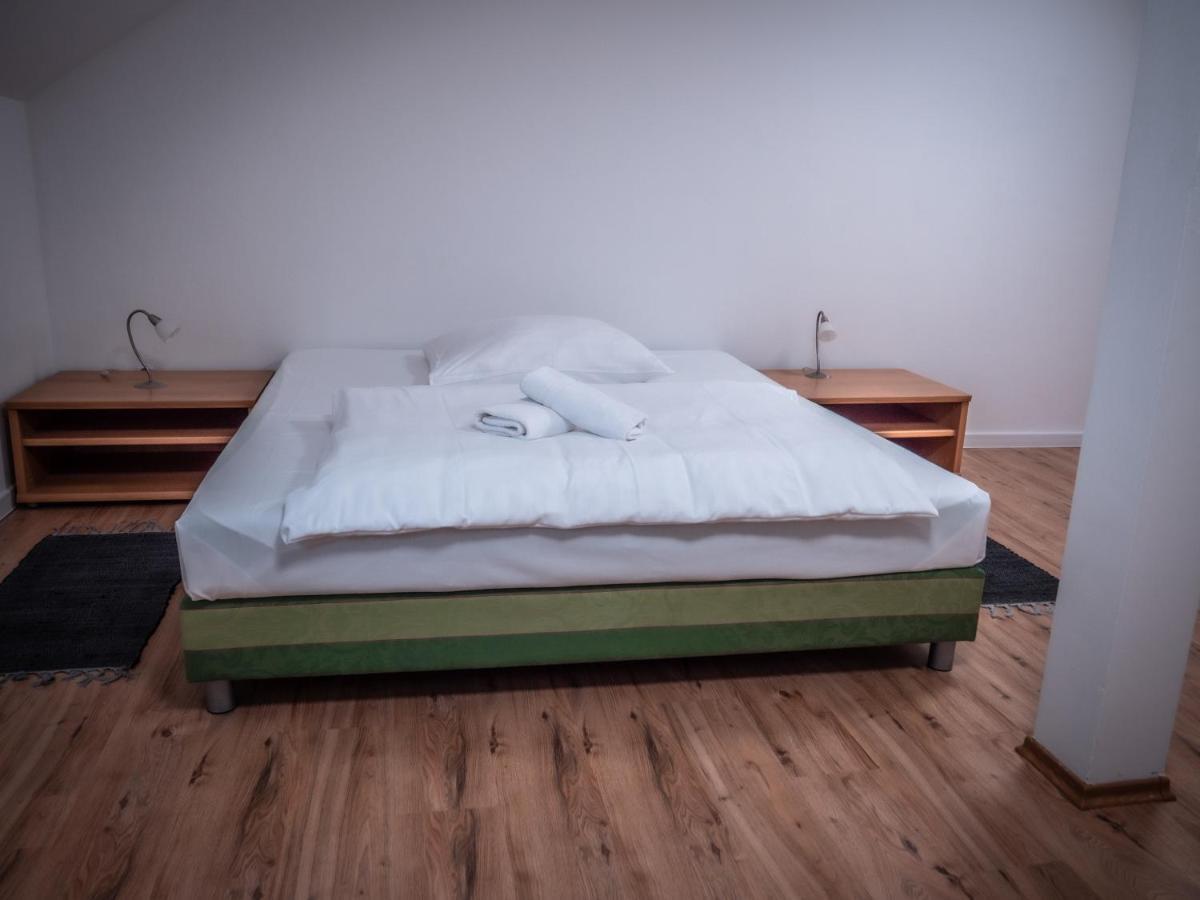 Hotel Novy Kastiel - Self Check-In Topoľčany エクステリア 写真