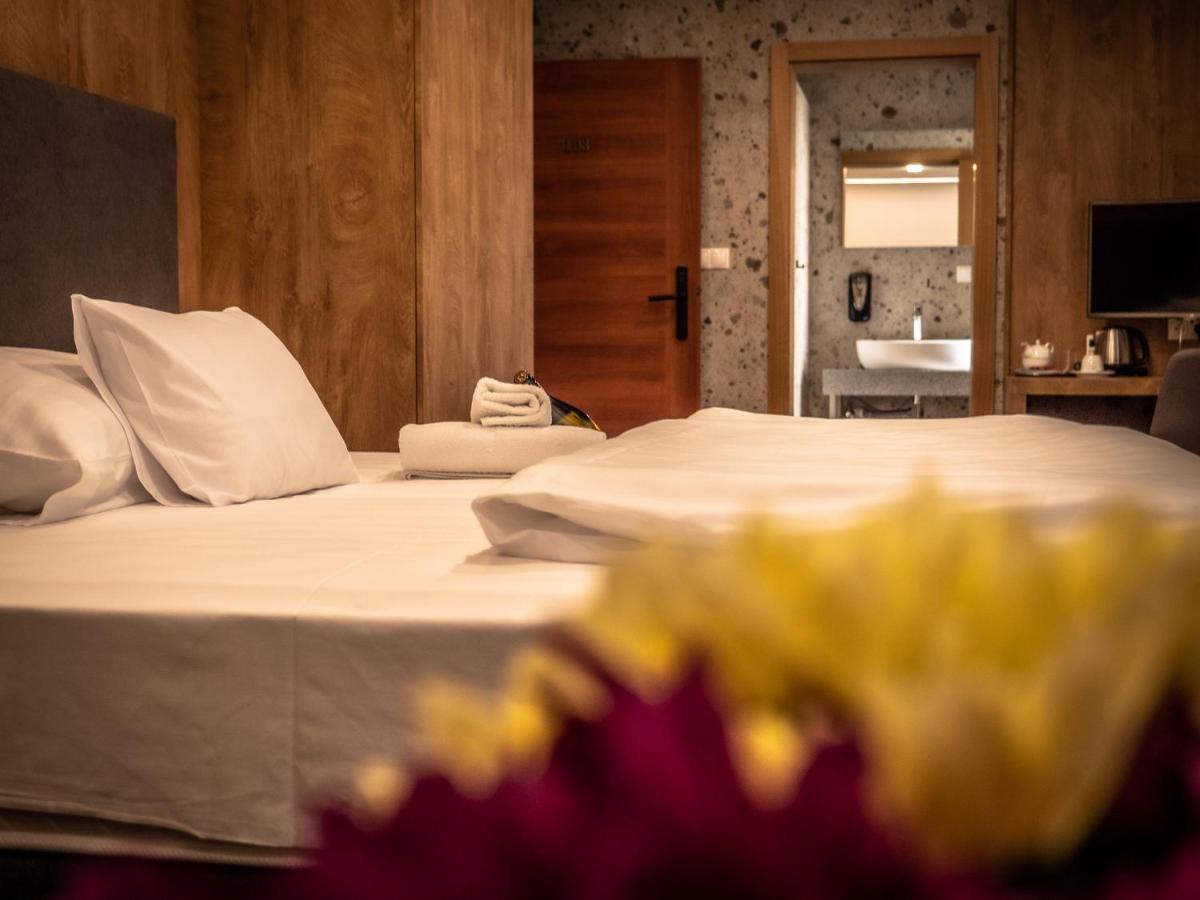 Hotel Novy Kastiel - Self Check-In Topoľčany エクステリア 写真
