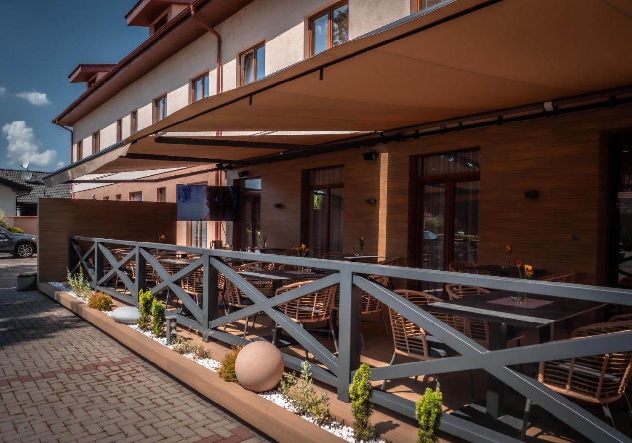 Hotel Novy Kastiel - Self Check-In Topoľčany エクステリア 写真